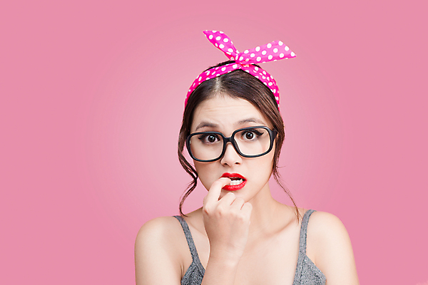 포토 JPG 해외이미지 응시 여자 한명 동양인 손짓 상반신 성인 앞모습 머리띠 호기심 복고 성인여자한명만 안경낌 분홍색배경 해외202004 해외포토 1 시선 감정 안경 뷰포인트 분홍색 백그라운드 컨셉 장신구 모션 사람 인종 여자한명만 성인여자만 파일형식 이미지허브