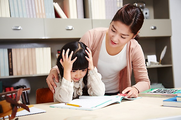 포토 JPG 스튜디오촬영 라이프스타일 여자 어린이교육 교육 딸 어린이 가족 모녀 엄마 교재 색연필 책장 실내 사람 앉기 동양인 소녀 상반신 성인 두명 앞모습 아웃포커스 책 30대 부모 연필 유치원생 한국인 육아 자녀 가르침 책상 고민 여자만 국내포토 감정 뷰포인트 가구 관계 모션 학용품 촬영기법 인종 내부 생활 장년 필기구 파일형식