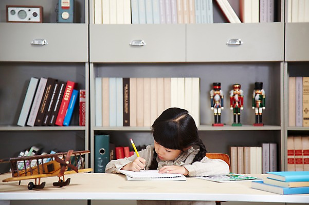 포토 JPG 스튜디오촬영 라이프스타일 여자 교육 어린이 의자 책장 비행기 실내 한명 사람 앉기 동양인 소녀 상반신 앞모습 아웃포커스 책 장난감 연필 공책 유치원생 한국인 기록 책상 여자만 여자한명만 어린이만 소녀만 소녀한명만 국내포토 1 뷰포인트 가구 항공교통 모션 문구용품 학용품 대중교통 촬영기법 인종 내부 생활 필기구 파일형식