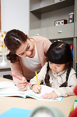 포토 JPG 스튜디오촬영 라이프스타일 응시 여자 어린이교육 교육 딸 어린이 가족 모녀 엄마 교재 색연필 책장 실내 미소 웃음 사람 앉기 동양인 소녀 상반신 성인 두명 앞모습 아웃포커스 책 30대 부모 연필 유치원생 한국인 육아 자녀 가르침 책상 여자만 국내포토 시선 뷰포인트 가구 관계 모션 학용품 촬영기법 표정 인종 내부 생활 장년 필기구 파일형식