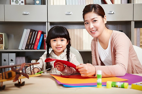 포토 JPG 스튜디오촬영 라이프스타일 여자 어린이교육 교육 딸 종이 어린이 의자 가족 모녀 엄마 책장 비행기 가위 실내 미술 미소 웃음 사람 앉기 동양인 소녀 상반신 성인 두명 앞모습 아웃포커스 30대 부모 장난감 유치원생 한국인 육아 자녀 딱풀 책상 크레파스 만들기 가위질 여자만 국내포토 뷰포인트 가구 관계 항공교통 모션 문화예술 문구용품 학용품 대중교통 가위_도구 촬영기법 표정 인종 내부 생활 장년 풀_접착제 파일형식