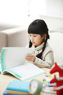 포토 JPG 스튜디오촬영 라이프스타일 응시 여자 교육 어린이 교재 실내 한명 사람 앉기 동양인 소녀 상반신 옆모습 아웃포커스 책 유치원생 한국인 책상 여자만 여자한명만 어린이만 소녀만 소녀한명만 국내포토 1 시선 뷰포인트 가구 모션 촬영기법 인종 내부 생활 파일형식