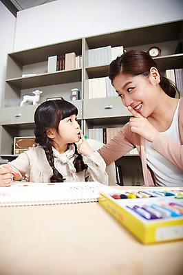 포토 JPG 스튜디오촬영 라이프스타일 여자 어린이교육 교육 딸 어린이 가족 모녀 엄마 책장 실내 미술 미소 웃음 사람 앉기 동양인 손짓 소녀 상반신 성인 두명 앞모습 아웃포커스 30대 부모 마주보기 유치원생 한국인 육아 자녀 그리기 책상 스케치북 그림 크레파스 쉿 조용 여자만 국내포토 뷰포인트 가구 관계 모션 문화예술 학용품 촬영기법 표정 인종 내부 생활 장년 파일형식
