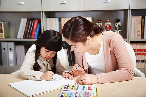 포토 JPG 스튜디오촬영 라이프스타일 여자 어린이교육 교육 딸 어린이 의자 가족 모녀 엄마 책장 실내 미술 사람 앉기 동양인 소녀 상반신 성인 두명 앞모습 아웃포커스 30대 부모 유치원생 한국인 육아 자녀 그리기 책상 스케치북 그림 크레파스 여자만 국내포토 뷰포인트 가구 관계 모션 문화예술 학용품 촬영기법 인종 내부 생활 장년 파일형식