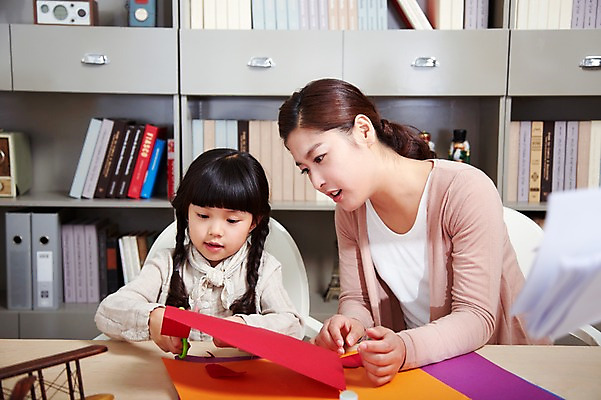 포토 JPG 스튜디오촬영 라이프스타일 여자 어린이교육 교육 딸 종이 어린이 의자 가족 모녀 엄마 책장 가위 실내 미술 사람 앉기 동양인 소녀 상반신 성인 두명 앞모습 아웃포커스 30대 부모 유치원생 한국인 육아 자녀 자르기 책상 만들기 가위질 여자만 국내포토 뷰포인트 가구 관계 모션 문화예술 문구용품 가위_도구 촬영기법 인종 내부 생활 장년 파일형식