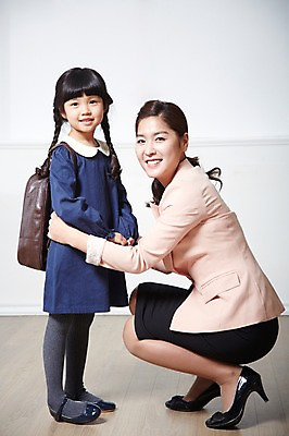 포토 JPG 스튜디오촬영 전신 라이프스타일 여자 어린이교육 교육 딸 어린이 가방 가족 모녀 엄마 책가방 실내 서기 미소 웃음 사람 앉기 동양인 소녀 성인 두명 옆모습 30대 부모 마주보기 유치원생 한국인 육아 자녀 외출 입학 등교 학부모 외출준비 여자만 국내포토 잡화 뷰포인트 관계 모션 표정 인종 내부 생활 장년 준비 등하교 파일형식