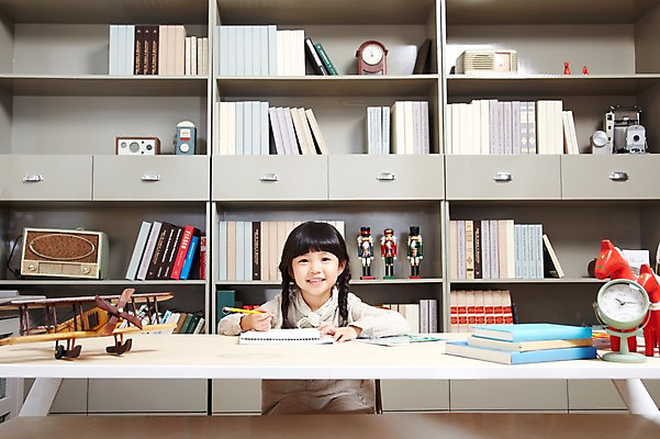 포토 JPG 스튜디오촬영 라이프스타일 여자 교육 어린이 의자 책장 비행기 실내 한명 미소 웃음 사람 앉기 동양인 소녀 상반신 앞모습 책 장난감 연필 공책 유치원생 한국인 책상 라디오 여자만 여자한명만 어린이만 소녀만 소녀한명만 국내포토 1 뷰포인트 가구 항공교통 모션 문구용품 학용품 대중교통 표정 인종 내부 생활 전자제품 필기구 파일형식