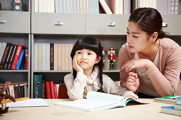 포토 JPG 스튜디오촬영 라이프스타일 여자 어린이교육 교육 딸 어린이 가족 모녀 엄마 교재 색연필 책장 실내 사람 앉기 동양인 소녀 상반신 성인 두명 앞모습 아웃포커스 책 30대 부모 연필 턱괴기 유치원생 한국인 육아 자녀 가르침 책상 잔소리 딴짓 여자만 국내포토 뷰포인트 가구 관계 모션 학용품 촬영기법 인종 내부 생활 장년 필기구 파일형식