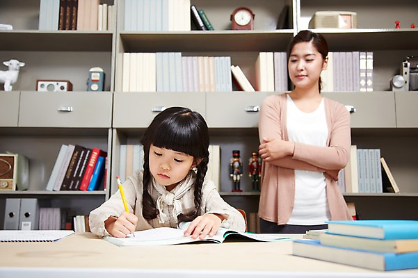 포토 JPG 스튜디오촬영 라이프스타일 응시 여자 어린이교육 교육 딸 어린이 가족 모녀 엄마 교재 책장 실내 서기 사람 앉기 동양인 소녀 상반신 성인 두명 앞모습 아웃포커스 책 30대 부모 연필 팔짱 유치원생 한국인 육아 자녀 기록 가르침 책상 여자만 국내포토 시선 뷰포인트 가구 관계 모션 학용품 촬영기법 인종 내부 생활 장년 필기구 파일형식