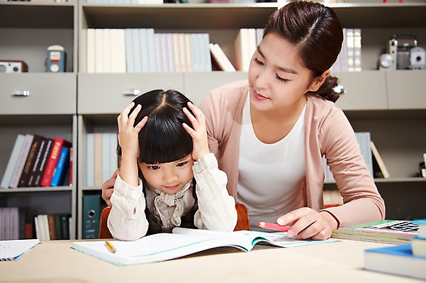 포토 JPG 스튜디오촬영 라이프스타일 여자 어린이교육 교육 딸 어린이 가족 모녀 엄마 교재 색연필 책장 실내 사람 앉기 동양인 소녀 상반신 성인 두명 앞모습 아웃포커스 책 30대 부모 연필 유치원생 한국인 육아 자녀 가르침 책상 고민 여자만 국내포토 감정 뷰포인트 가구 관계 모션 학용품 촬영기법 인종 내부 생활 장년 필기구 파일형식