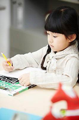 포토 JPG 스튜디오촬영 라이프스타일 여자 교육 어린이 교재 실내 한명 사람 앉기 동양인 소녀 상반신 옆모습 아웃포커스 책 연필 공책 유치원생 한국인 기록 책상 여자만 여자한명만 어린이만 소녀만 소녀한명만 국내포토 1 뷰포인트 가구 모션 문구용품 학용품 촬영기법 인종 내부 생활 필기구 파일형식