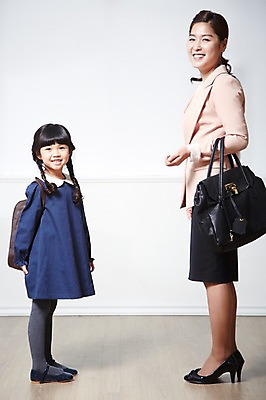 포토 JPG 스튜디오촬영 전신 라이프스타일 여자 어린이교육 교육 딸 어린이 가방 가족 모녀 엄마 책가방 실내 서기 미소 웃음 들기 사람 동양인 소녀 성인 두명 옆모습 30대 부모 마주보기 유치원생 한국인 육아 자녀 외출 입학 등교 학부모 여자만 국내포토 잡화 뷰포인트 관계 모션 표정 인종 내부 생활 장년 등하교 파일형식