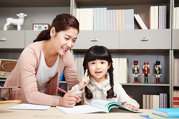 포토 JPG 스튜디오촬영 라이프스타일 여자 어린이교육 교육 딸 어린이 가족 모녀 엄마 교재 색연필 책장 실내 미소 웃음 사람 앉기 동양인 손짓 소녀 상반신 성인 두명 앞모습 아웃포커스 책 30대 부모 장난감 유치원생 한국인 육아 자녀 가르침 책상 여자만 국내포토 뷰포인트 가구 관계 모션 학용품 촬영기법 표정 인종 내부 생활 장년 파일형식