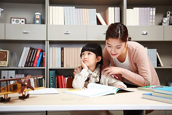 포토 JPG 스튜디오촬영 라이프스타일 여자 어린이교육 교육 딸 어린이 가족 모녀 엄마 교재 색연필 책장 실내 서기 사람 앉기 동양인 소녀 상반신 성인 두명 앞모습 책 30대 부모 연필 턱괴기 유치원생 한국인 육아 자녀 가르침 책상 잔소리 딴짓 여자만 국내포토 뷰포인트 가구 관계 모션 학용품 인종 내부 생활 장년 필기구 파일형식