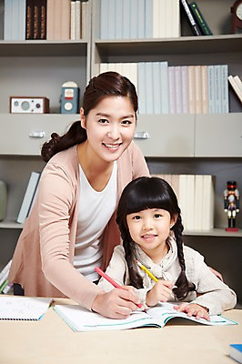 포토 JPG 스튜디오촬영 라이프스타일 여자 어린이교육 교육 딸 어린이 가족 모녀 엄마 교재 색연필 책장 실내 서기 미소 웃음 사람 앉기 동양인 소녀 상반신 성인 두명 앞모습 아웃포커스 책 30대 부모 연필 유치원생 한국인 육아 자녀 가르침 책상 여자만 국내포토 뷰포인트 가구 관계 모션 학용품 촬영기법 표정 인종 내부 생활 장년 필기구 파일형식