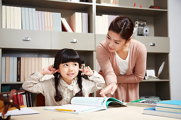 포토 JPG 스튜디오촬영 라이프스타일 여자 어린이교육 교육 딸 어린이 가족 모녀 엄마 교재 책장 실내 서기 사람 앉기 동양인 소녀 상반신 성인 두명 앞모습 아웃포커스 책 30대 부모 연필 유치원생 한국인 육아 자녀 가르침 귀막기 책상 잔소리 딴짓 여자만 국내포토 뷰포인트 가구 관계 모션 학용품 촬영기법 인종 손짓 내부 생활 장년 필기구 파일형식