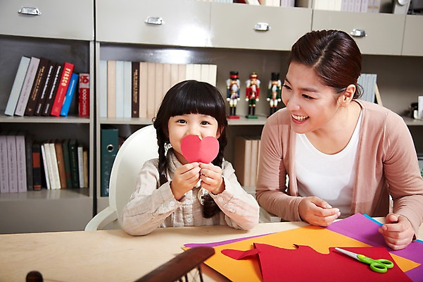 포토 JPG 스튜디오촬영 라이프스타일 여자 어린이교육 교육 딸 종이 어린이 가족 모녀 엄마 책장 실내 미술 미소 웃음 사람 앉기 동양인 소녀 상반신 성인 두명 아웃포커스 30대 부모 유치원생 한국인 육아 자녀 책상 만들기 여자만 국내포토 가위손 가구 관계 모션 문화예술 촬영기법 표정 인종 손짓 내부 생활 장년 파일형식