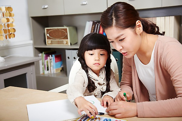 포토 JPG 스튜디오촬영 라이프스타일 여자 어린이교육 교육 딸 어린이 가족 모녀 엄마 책장 실내 미술 사람 앉기 동양인 소녀 상반신 성인 두명 앞모습 아웃포커스 30대 부모 유치원생 한국인 육아 자녀 그리기 책상 스케치북 그림 크레파스 여자만 국내포토 뷰포인트 가구 관계 모션 문화예술 학용품 촬영기법 인종 내부 생활 장년 파일형식