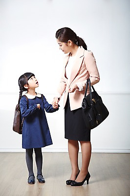 포토 JPG 스튜디오촬영 전신 라이프스타일 여자 어린이교육 교육 딸 어린이 가방 가족 모녀 엄마 책가방 실내 서기 들기 사람 동양인 소녀 성인 두명 앞모습 30대 부모 마주보기 손잡기 유치원생 한국인 육아 자녀 외출 입학 등교 학부모 여자만 국내포토 잡화 뷰포인트 관계 모션 인종 내부 생활 장년 등하교 파일형식