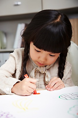 포토 JPG 스튜디오촬영 라이프스타일 여자 교육 어린이 실내 미술 한명 사람 앉기 동양인 소녀 상반신 앞모습 아웃포커스 유치원생 한국인 그리기 책상 스케치북 그림 크레파스 여자만 여자한명만 어린이만 소녀만 소녀한명만 국내포토 1 뷰포인트 가구 모션 문화예술 학용품 촬영기법 인종 내부 생활 파일형식