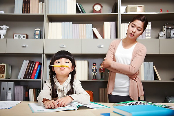 포토 JPG 스튜디오촬영 라이프스타일 응시 여자 어린이교육 교육 딸 어린이 장난 가족 모녀 엄마 교재 책장 실내 서기 사람 앉기 동양인 소녀 상반신 성인 두명 앞모습 아웃포커스 책 30대 부모 연필 팔짱 유치원생 한국인 육아 자녀 가르침 책상 딴짓 여자만 국내포토 시선 뷰포인트 가구 관계 모션 학용품 촬영기법 인종 내부 생활 장년 필기구 파일형식