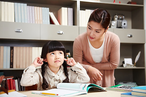 포토 JPG 스튜디오촬영 라이프스타일 여자 어린이교육 교육 딸 어린이 가족 모녀 엄마 교재 책장 실내 서기 사람 앉기 동양인 소녀 상반신 성인 두명 앞모습 아웃포커스 책 30대 부모 연필 유치원생 한국인 육아 자녀 가르침 귀막기 책상 잔소리 딴짓 여자만 국내포토 뷰포인트 가구 관계 모션 학용품 촬영기법 인종 손짓 내부 생활 장년 필기구 파일형식