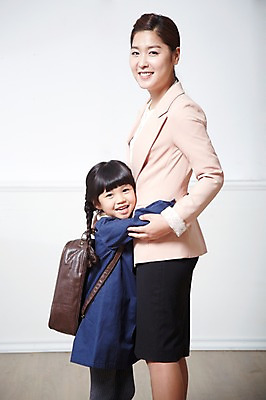 포토 JPG 스튜디오촬영 라이프스타일 여자 어린이교육 교육 딸 어린이 가방 가족 안기 포옹 모녀 엄마 책가방 실내 서기 미소 웃음 사람 동양인 소녀 성인 두명 옆모습 30대 부모 유치원생 한국인 육아 자녀 외출 입학 등교 학부모 여자만 국내포토 잡화 뷰포인트 관계 모션 표정 인종 내부 생활 장년 등하교 파일형식
