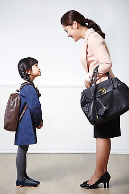 포토 JPG 스튜디오촬영 전신 라이프스타일 여자 어린이교육 교육 딸 어린이 가방 가족 모녀 엄마 책가방 실내 서기 미소 웃음 들기 사람 동양인 소녀 성인 두명 옆모습 30대 부모 마주보기 유치원생 한국인 육아 자녀 인사 외출 입학 등교 학부모 여자만 국내포토 잡화 뷰포인트 관계 모션 표정 인종 내부 생활 장년 예절 등하교 파일형식