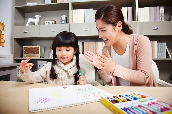 포토 JPG 스튜디오촬영 라이프스타일 여자 어린이교육 교육 딸 어린이 가족 모녀 엄마 책장 실내 미술 미소 웃음 사람 앉기 동양인 소녀 상반신 성인 두명 앞모습 30대 부모 유치원생 한국인 육아 자녀 그리기 박수 책상 스케치북 그림 크레파스 여자만 국내포토 뷰포인트 가구 관계 모션 문화예술 학용품 표정 인종 손짓 내부 생활 장년 파일형식