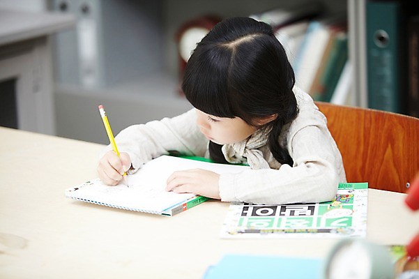 포토 JPG 스튜디오촬영 라이프스타일 여자 교육 어린이 의자 교재 실내 한명 사람 앉기 동양인 소녀 상반신 아웃포커스 책 연필 공책 유치원생 한국인 기록 책상 여자만 여자한명만 어린이만 소녀만 소녀한명만 국내포토 1 가구 모션 문구용품 학용품 촬영기법 인종 내부 생활 필기구 파일형식