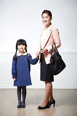 포토 JPG 스튜디오촬영 전신 라이프스타일 여자 어린이교육 교육 딸 어린이 가방 가족 모녀 엄마 책가방 실내 서기 미소 웃음 들기 사람 동양인 소녀 성인 두명 앞모습 30대 부모 손잡기 유치원생 한국인 육아 자녀 외출 입학 등교 학부모 여자만 국내포토 잡화 뷰포인트 관계 모션 표정 인종 내부 생활 장년 등하교 파일형식