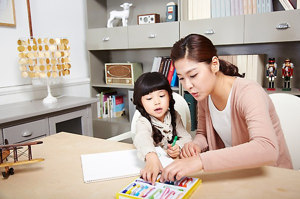 포토 JPG 스튜디오촬영 라이프스타일 여자 어린이교육 교육 딸 어린이 의자 가족 모녀 엄마 책장 비행기 실내 미술 사람 앉기 동양인 소녀 상반신 성인 두명 30대 부모 장난감 유치원생 한국인 육아 자녀 스탠드 그리기 책상 스케치북 그림 크레파스 여자만 국내포토 가구 관계 항공교통 모션 문화예술 학용품 조명 대중교통 인종 내부 생활 장년 파일형식