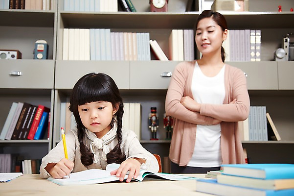 포토 JPG 스튜디오촬영 라이프스타일 응시 여자 어린이교육 교육 딸 어린이 가족 모녀 엄마 교재 책장 실내 서기 사람 앉기 동양인 소녀 상반신 성인 두명 앞모습 아웃포커스 책 30대 부모 연필 팔짱 유치원생 한국인 육아 자녀 기록 가르침 책상 여자만 국내포토 시선 뷰포인트 가구 관계 모션 학용품 촬영기법 인종 내부 생활 장년 필기구 파일형식