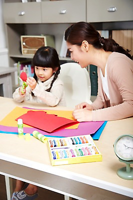 포토 JPG 스튜디오촬영 라이프스타일 여자 어린이교육 교육 딸 종이 어린이 가족 모녀 엄마 책장 실내 미술 미소 웃음 사람 앉기 동양인 소녀 상반신 성인 두명 옆모습 아웃포커스 30대 부모 유치원생 한국인 육아 자녀 딱풀 책상 크레파스 만들기 여자만 국내포토 가위손 뷰포인트 가구 관계 모션 문화예술 학용품 촬영기법 표정 인종 손짓 내부 생활 장년 풀_접착제 파일형식