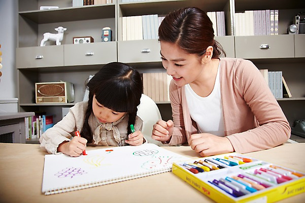 포토 JPG 스튜디오촬영 라이프스타일 여자 어린이교육 교육 딸 어린이 가족 모녀 엄마 책장 실내 미술 미소 웃음 사람 앉기 동양인 소녀 상반신 성인 두명 앞모습 30대 부모 유치원생 한국인 육아 자녀 그리기 책상 스케치북 그림 크레파스 여자만 국내포토 뷰포인트 가구 관계 모션 문화예술 학용품 표정 인종 내부 생활 장년 파일형식