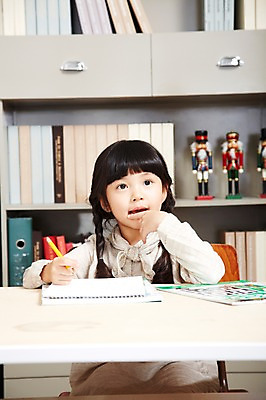 포토 JPG 스튜디오촬영 라이프스타일 여자 교육 어린이 책장 실내 한명 사람 앉기 동양인 소녀 앞모습 아웃포커스 책 연필 공책 유치원생 한국인 책상 여자만 여자한명만 어린이만 소녀만 소녀한명만 국내포토 1 뷰포인트 가구 모션 문구용품 학용품 촬영기법 인종 내부 생활 필기구 파일형식