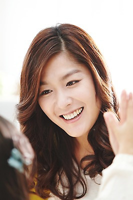 포토 JPG 스튜디오촬영 라이프스타일 여자 딸 어린이 가족 모녀 엄마 실내 미소 웃음 사람 동양인 소녀 상반신 성인 두명 앞모습 아웃포커스 30대 부모 마주보기 유치원생 한국인 자녀 손뼉 즐거움 과정 손맞댄 여자만 국내포토 감정 뷰포인트 컨셉 관계 모션 촬영기법 표정 인종 내부 생활 장년 파일형식