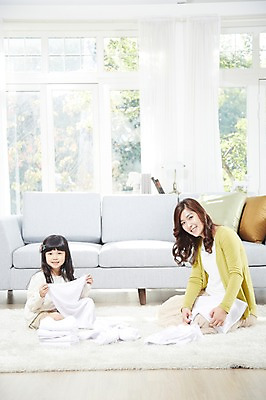 포토 JPG 스튜디오촬영 전신 라이프스타일 여자 딸 어린이 쿠션 가사 거실 창문 가족 모녀 엄마 실내 미소 웃음 사람 앉기 동양인 소녀 성인 두명 옆모습 30대 부모 소파 수건 카펫 유치원생 한국인 자녀 즐거움 과정 빨래개기 여자만 국내포토 감정 뷰포인트 컨셉 의자 관계 모션 표정 인종 내부 생활 장년 위생용품 파일형식