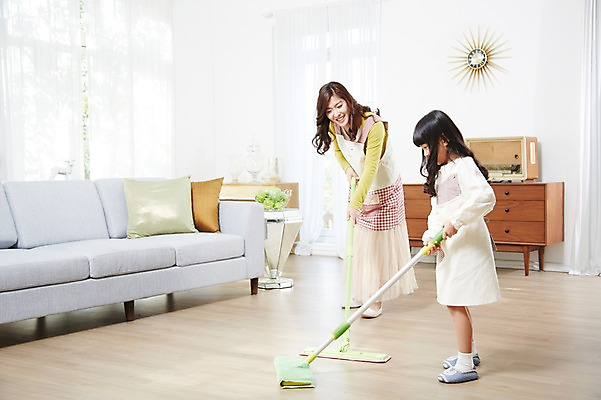 포토 JPG 스튜디오촬영 전신 라이프스타일 여자 딸 어린이 쿠션 가사 거실 창문 가족 탁자 모녀 엄마 실내 서기 미소 웃음 사람 동양인 소녀 성인 두명 옆모습 30대 부모 소파 앞치마 유치원생 한국인 자녀 커튼 마루 청소 즐거움 서랍장 밀대 과정 걸레질 여자만 국내포토 감정 뷰포인트 가구 컨셉 의자 관계 모션 주방용품 바닥 표정 인종 내부 생활 장년 파일형식