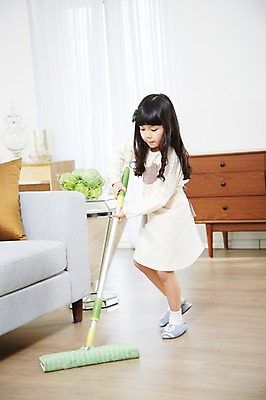 포토 JPG 스튜디오촬영 전신 라이프스타일 여자 어린이 가사 거실 탁자 실내 한명 서기 사람 동양인 소녀 소파 앞치마 유치원생 한국인 커튼 마루 청소 즐거움 서랍장 밀대 과정 걸레질 여자만 여자한명만 어린이만 소녀만 소녀한명만 국내포토 1 감정 가구 컨셉 의자 모션 주방용품 바닥 인종 내부 생활 파일형식