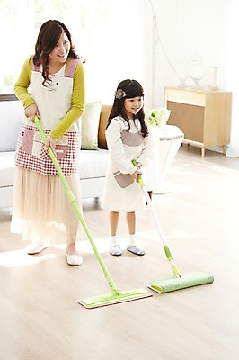 포토 JPG 스튜디오촬영 전신 라이프스타일 여자 딸 어린이 가사 거실 가족 탁자 모녀 엄마 실내 서기 미소 웃음 사람 동양인 소녀 성인 두명 30대 부모 소파 앞치마 유치원생 한국인 자녀 마루 청소 즐거움 밀대 과정 걸레질 여자만 국내포토 감정 가구 컨셉 의자 관계 모션 주방용품 바닥 표정 인종 내부 생활 장년 파일형식