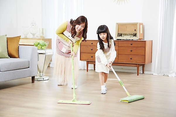 포토 JPG 스튜디오촬영 전신 라이프스타일 여자 딸 어린이 가사 거실 가족 탁자 모녀 엄마 실내 서기 미소 웃음 사람 동양인 소녀 성인 두명 앞모습 30대 부모 소파 앞치마 유치원생 한국인 자녀 커튼 마루 청소 즐거움 서랍장 밀대 과정 걸레질 여자만 국내포토 감정 뷰포인트 가구 컨셉 의자 관계 모션 주방용품 바닥 표정 인종 내부 생활 장년 파일형식