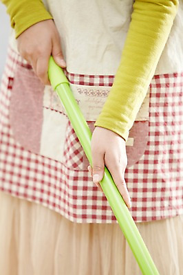 포토 JPG 스튜디오촬영 라이프스타일 손 여자 가사 엄마 실내 한명 서기 들기 사람 동양인 성인 앞모습 아웃포커스 신체부위 30대 앞치마 한국인 청소 즐거움 밀대 과정 걸레질 성인한명만 장년만 성인만 국내포토 1 감정 뷰포인트 컨셉 가족 모션 주방용품 촬영기법 인종 내부 생활 장년 파일형식