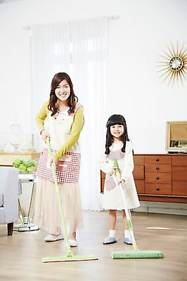 포토 JPG 스튜디오촬영 전신 라이프스타일 여자 딸 어린이 가사 거실 가족 탁자 모녀 엄마 실내 서기 미소 웃음 사람 동양인 소녀 성인 두명 앞모습 30대 부모 앞치마 유치원생 한국인 자녀 커튼 마루 청소 즐거움 서랍장 밀대 과정 걸레질 여자만 국내포토 감정 뷰포인트 가구 컨셉 관계 모션 주방용품 바닥 표정 인종 내부 생활 장년 파일형식