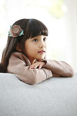 포토 JPG 스튜디오촬영 라이프스타일 긴머리 응시 여자 어린이 거실 휴식 실내 한명 사람 동양인 소녀 상반신 옆모습 아웃포커스 소파 유치원생 한국인 머리핀 즐거움 여자만 여자한명만 어린이만 소녀만 소녀한명만 국내포토 1 헤어스타일 시선 감정 뷰포인트 컨셉 의자 장신구 촬영기법 인종 내부 생활 파일형식