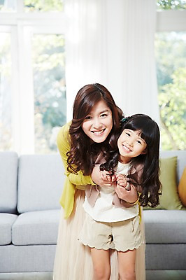 포토 JPG 스튜디오촬영 라이프스타일 여자 딸 어린이 포즈 쿠션 거실 창문 가족 모션 놀이 모녀 엄마 휴식 실내 서기 미소 웃음 사람 동양인 소녀 성인 두명 앞모습 아웃포커스 30대 부모 소파 유치원생 한국인 자녀 즐거움 여자만 국내포토 감정 뷰포인트 컨셉 의자 관계 촬영기법 표정 인종 내부 생활 장년 파일형식