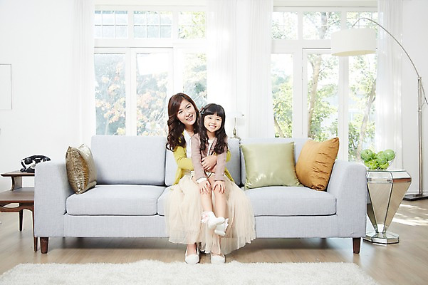 포토 JPG 스튜디오촬영 전신 라이프스타일 여자 딸 어린이 쿠션 거실 창문 가족 안기 탁자 모녀 엄마 휴식 실내 미소 웃음 사람 앉기 동양인 소녀 성인 두명 앞모습 30대 부모 소파 카펫 유치원생 한국인 자녀 스탠드 커튼 사과 전화기 즐거움 여자만 국내포토 감정 뷰포인트 가구 컨셉 의자 과일 관계 모션 조명 표정 인종 내부 생활 장년 파일형식