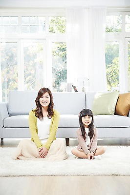 포토 JPG 스튜디오촬영 전신 라이프스타일 여자 딸 어린이 쿠션 거실 창문 가족 모녀 엄마 휴식 실내 미소 웃음 사람 앉기 동양인 소녀 성인 두명 앞모습 30대 부모 소파 카펫 유치원생 한국인 자녀 즐거움 여자만 국내포토 감정 뷰포인트 컨셉 의자 관계 모션 표정 인종 내부 생활 장년 파일형식