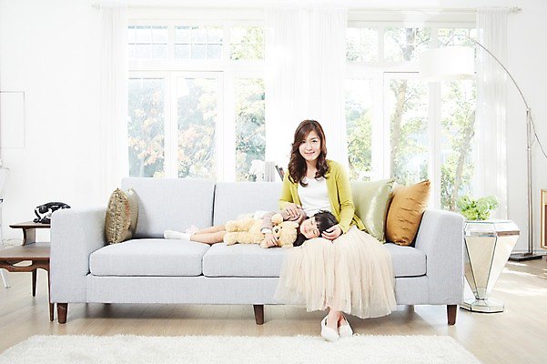 포토 JPG 스튜디오촬영 전신 라이프스타일 여자 딸 어린이 인형 쿠션 거실 창문 가족 탁자 모녀 엄마 휴식 실내 미소 웃음 사람 앉기 동양인 소녀 성인 두명 30대 부모 소파 눕기 카펫 유치원생 곰인형 한국인 자녀 잠 사과 전화기 즐거움 여자만 국내포토 감정 가구 컨셉 의자 과일 관계 모션 표정 인종 내부 생활 장년 파일형식