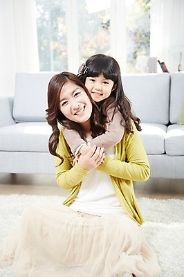 포토 JPG 스튜디오촬영 라이프스타일 여자 딸 어린이 거실 창문 가족 안기 포옹 놀이 모녀 엄마 휴식 실내 미소 웃음 사람 앉기 동양인 소녀 성인 두명 앞모습 30대 부모 소파 카펫 유치원생 한국인 자녀 즐거움 여자만 국내포토 감정 뷰포인트 컨셉 의자 관계 모션 표정 인종 내부 생활 장년 파일형식